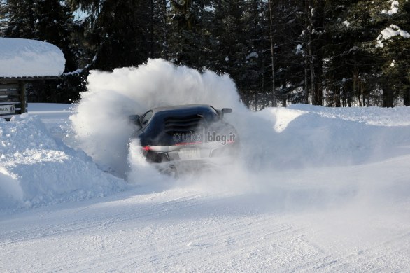 Una Lamborghini Aventador è stata protagonista di uno spettacolare incidente sulla neve