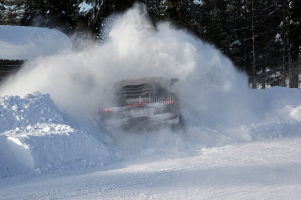 Una Lamborghini Aventador è stata protagonista di uno spettacolare incidente sulla neve