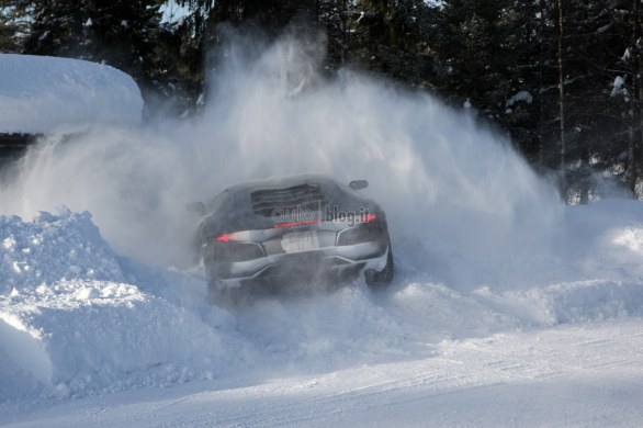 Una Lamborghini Aventador è stata protagonista di uno spettacolare incidente sulla neve