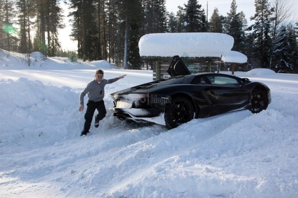 Una Lamborghini Aventador è stata protagonista di uno spettacolare incidente sulla neve