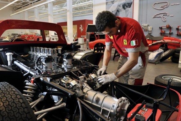 Le immagini del restauro di una Ferrari 250 LM