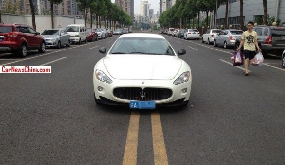 Lo strano parcheggio di una Maserati Granturismo