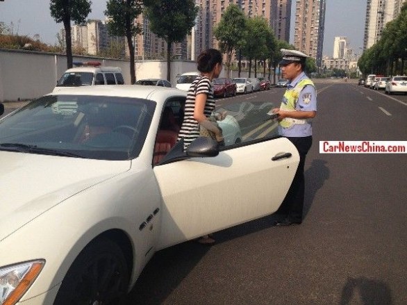 Lo strano parcheggio di una Maserati Granturismo