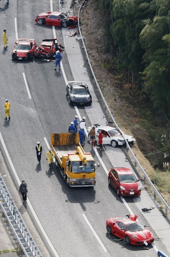 Maxi incidente tra Ferrari ed altre supercar in Giappone