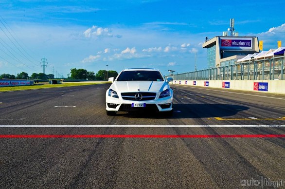 Mercedes AMG: in pista con le Superstars