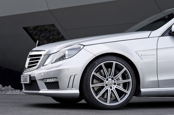 Mercedes E63 AMG: foto e dati ufficiali della V8 biturbo