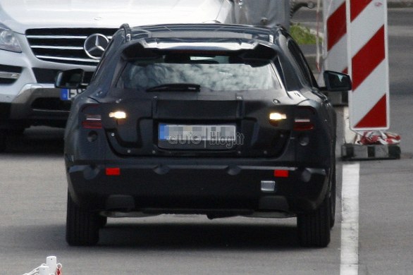 Mercedes GLA: Foto spia della piccola suv tedesca basata sul telaio della nuova Mercedes Classe A