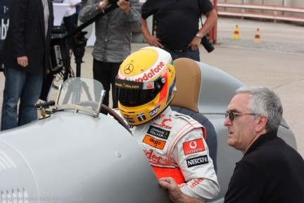 Mercedes: Lewis Hamilton al volante della W25 Silberpfeil