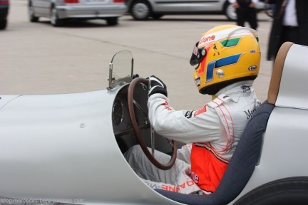 Mercedes: Lewis Hamilton al volante della W25 Silberpfeil