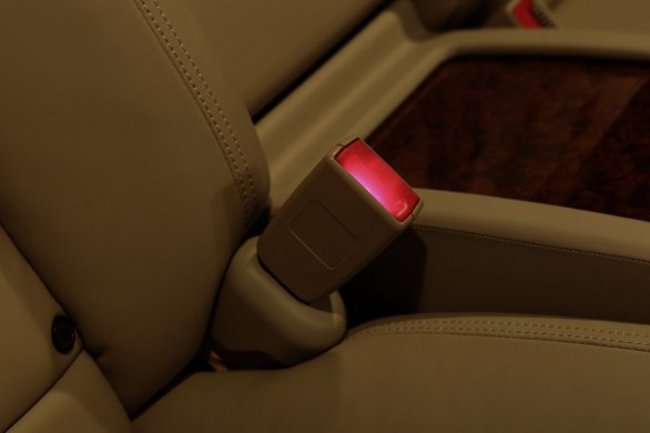 Mercedes introduce un sistema di aggancio attivo delle cinture di sicurezza ed estende il Pre-Safe anche ai passeggeri posteriori.