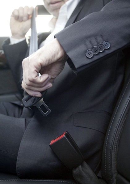 Mercedes introduce un sistema di aggancio attivo delle cinture di sicurezza ed estende il Pre-Safe anche ai passeggeri posteriori.