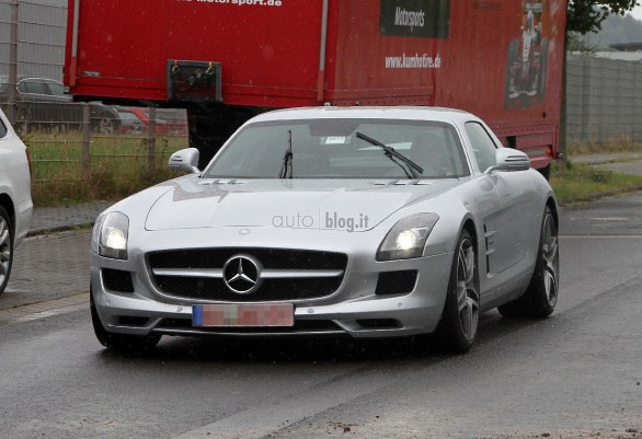 Mercedes SLS AMG E-Cell: foto spia senza veli della variante elettrica dell\\'SLS