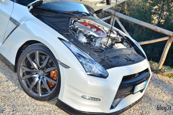 Nissan GTR Autoblog on track