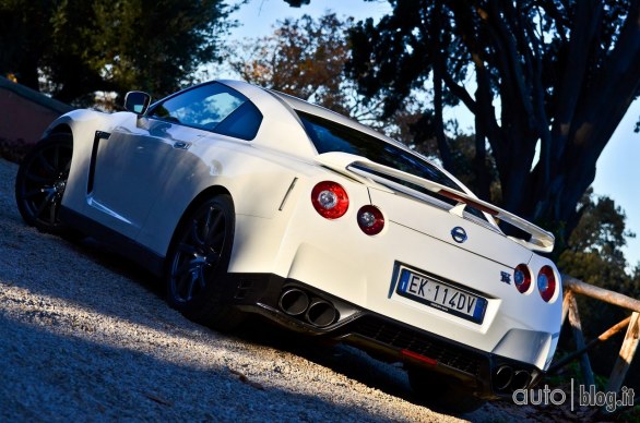 Nissan GTR Autoblog on track