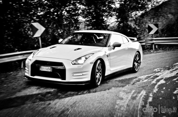 Nissan GTR Autoblog on track