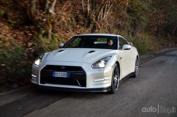 Nissan GTR Autoblog on track