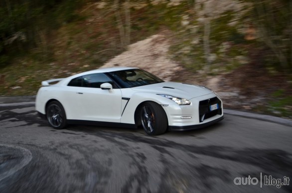 Nissan GTR Autoblog on track