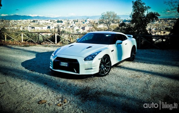 Nissan GTR Autoblog on track