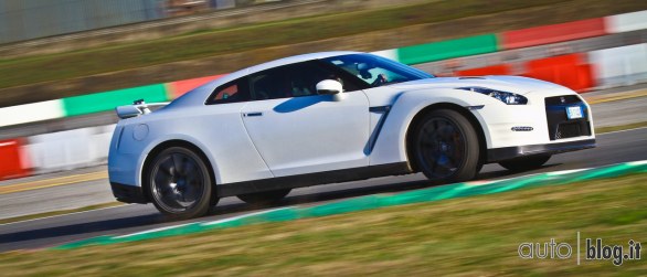 Nissan GTR Autoblog on track