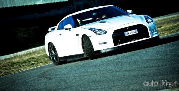 Nissan GTR Autoblog on track