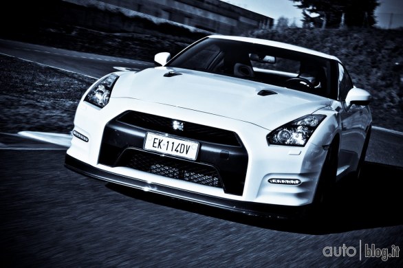 Nissan GTR Autoblog on track