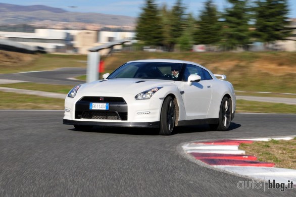 Nissan GTR Autoblog on track