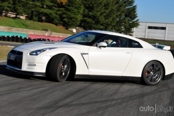 Nissan GTR Autoblog on track