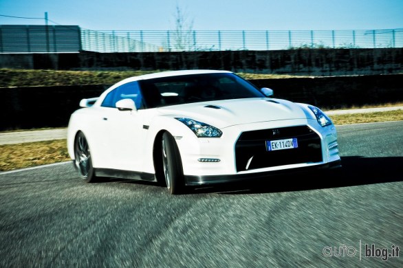 Nissan GTR Autoblog on track