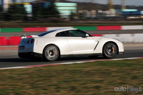 Nissan GTR Autoblog on track