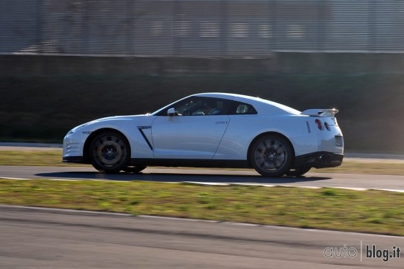 Nissan GTR Autoblog on track