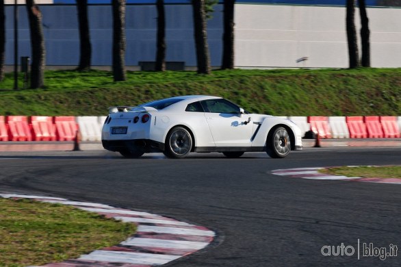 Nissan GTR Autoblog on track