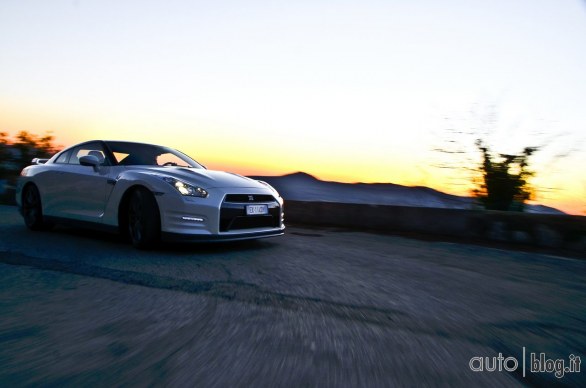 Nissan GTR Autoblog on track