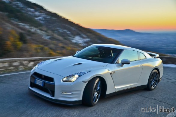 Nissan GTR Autoblog on track