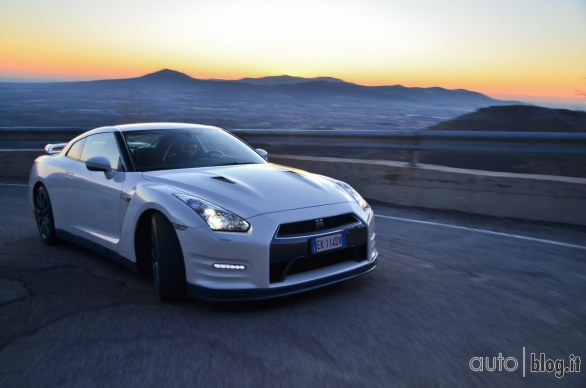 Nissan GTR Autoblog on track