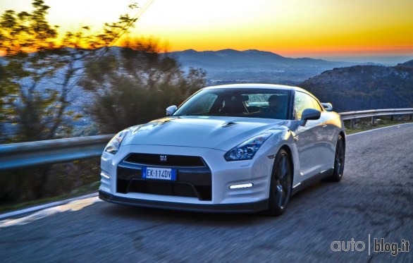 Nissan GTR Autoblog on track