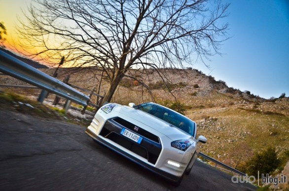 Nissan GTR Autoblog on track