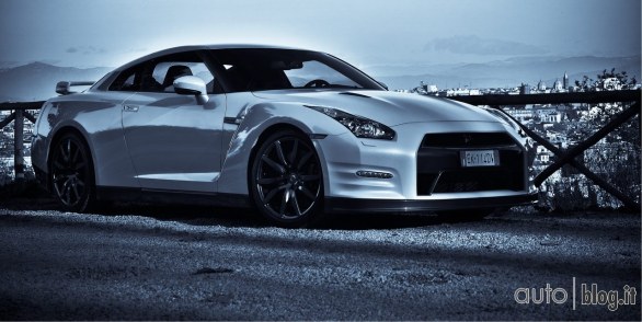 Nissan GTR Autoblog on track