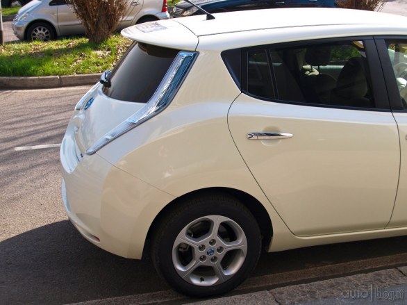 La nostra prova su strada della prima elettrica di Nissan: la Leaf