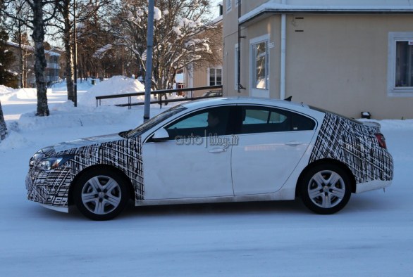 Opel Insignia: nuove foto spia del futuro facelift