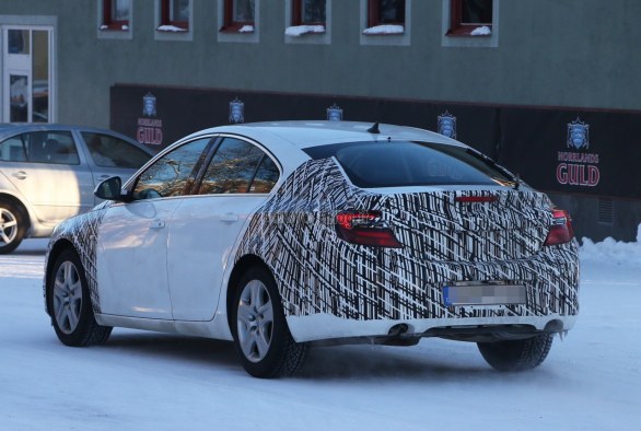 Opel Insignia: nuove foto spia del futuro facelift