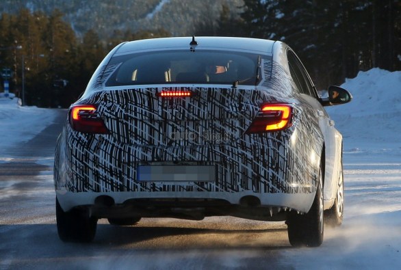 Opel Insignia: nuove foto spia del futuro facelift