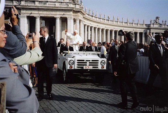 Papamobile: dagli albori alla nuova Mercedes Classe M di Benedetto XVI