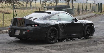 Porsche 911: nuove foto spia per l'erede della 997