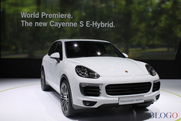 Guarda la fotogallery della Porsche Cayenne-S E-Hybrid al Salone di Parigi 2014 Live