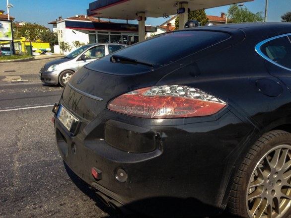 Porsche Panamera 2013, avvistato uno strano esemplare camuffato in un convoglio di prototipi nella provincia di Lucca