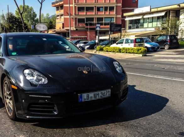 Porsche Panamera 2013, avvistato uno strano esemplare camuffato in un convoglio di prototipi nella provincia di Lucca