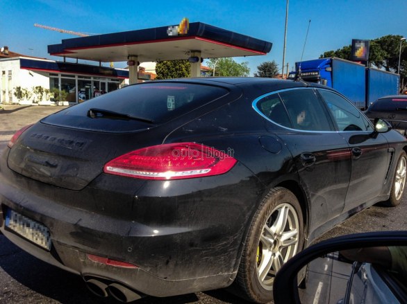 Porsche Panamera 2013, avvistato uno strano esemplare camuffato in un convoglio di prototipi nella provincia di Lucca