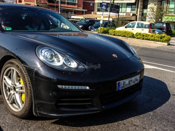 Porsche Panamera 2013, avvistato uno strano esemplare camuffato in un convoglio di prototipi nella provincia di Lucca