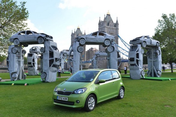 Skoda, per il lancio britannico della Citigo, ha creato una struttura ispirata a Stonehenge realizzata con automobili