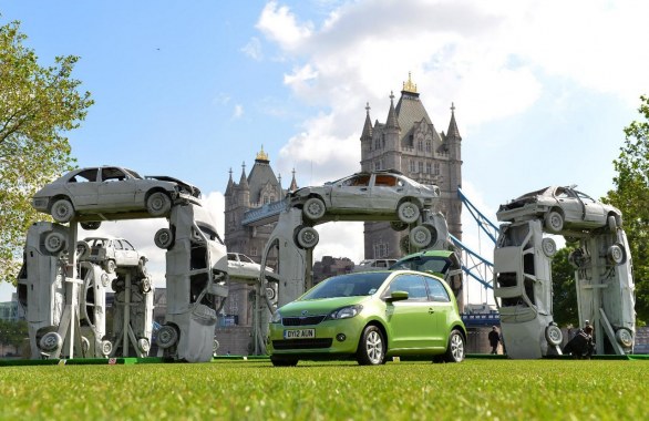 Skoda, per il lancio britannico della Citigo, ha creato una struttura ispirata a Stonehenge realizzata con automobili